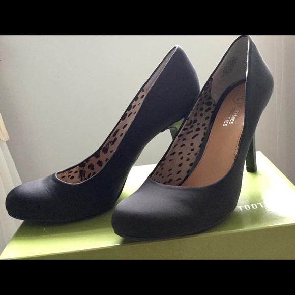 Black satin pumps by Mootsies Tootsies - Picture 2 of 5